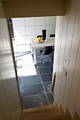 Blick von der Treppe auf schwarzen Schieferboden in der Küche