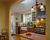 Blick durch breiten Durchgang in Küche im Landhausstil
