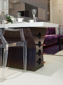 Tisch mit Unterbau und integriertem Weinlager und Designer Stuhl aus transparentem Acrylglas