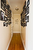 Schmaler Flur mit Fotos und Kreuzen an den Wänden