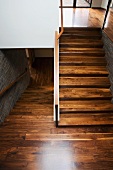Treppenhaus mit Treppe aus dunklem Holz