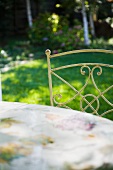 Vintage Gartenstuhl am Tisch