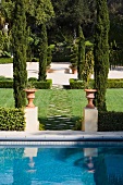 Pool im herrschftlichen, mediterranen Garten mit Zypressen