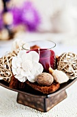 Kerze und Potpourri mit Vanilleduft als Tischdekoration