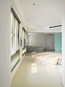 Schlafzimmer mit offenem Bad im zeitgenössischen Stil