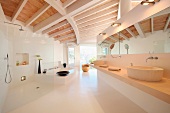 Offenes Designer-Bad in modernem Wohnhaus mit Holzbalkendecke