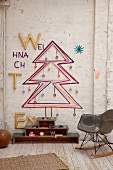 Bauhaus Schaukelstuhl vor Wand mit skizziertem Weihnachtsbaum in rustikalem Ambiente