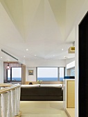 Blick in ein zeitgenössisches Wohnzimmer mit Meerblick und aufwendiger Deckengestaltung