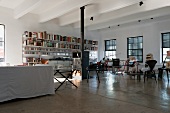 Bücherregal und Stühle in einem modernen New Yorker Loft