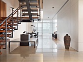 Treppenaufgang in minimalistischem Wohnraum mit poliertem Steinboden