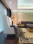 Postmoderne Sessel mit Fell-Tagesdecke in modernem Schlafzimmer