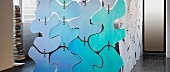 Raumteilervorhang aus farbigen Puzzlestücken in Blau- und Türkistönen