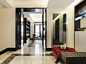 Zimmerflucht in elegantem Wohnbereich mit Marmorboden und klassischem Interieur