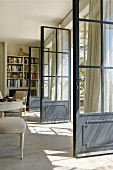 Geöffnete Terrassentüren im Wohnzimmer eines provenzalischen Landhauses