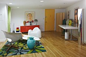 Künstlertouch im jugendlichen Wohnraum mit Retro-Designermöbeln