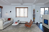 Sitzgruppe in modernem, jugendlichem Wohnzimmer mit 50er Jahre Designer-Sesseln