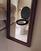 Spiegelbild einer Toilette