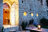 Abendstimmung auf der von Innen beleuchteten Terrasse des Château Maignaut