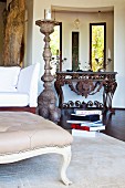 Fürstlicher Bodenkerzenständer in Wohnzimmer mit barockem Wandtisch aus rostigem Metall