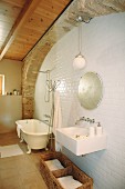 Waschbecken und freistehende Wanne im rustikalen Badezimmer eines spanischen Landhauses