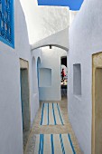 Verwinkelter Gang mit Webteppichen in einem nordafrikanischen Gebäude
