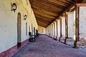 Säulengang in der Mission La Purisima State Historic Park, Lompoc, Kalifornien