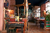 Tex Mex Restaurant in Pärnu, Estland, dekoriert mit gestreiften Stoffen, gemalten Symbolen und mexikanischen Tischdecken
