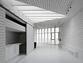 Innenraum mit Küchenecke und Holzwänden im Ökohaus (Long Studio, Fogo Island, Kanada)