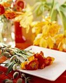 Papageientulpen und Ranunkeln auf Teller und in Vasen