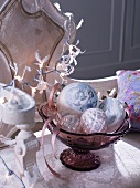 Silberne Vintage Weihnachtskugeln in Glasschale mit Fuss auf Rokoko Sitzbank