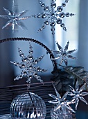 Aufgehängte Weihnachtssterne aus silberfarbenen Metallperlen