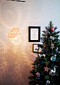 Selbt gebastelter Lampenschirm aus Häkeldeckchen und weihnachtliche Wanddekoration