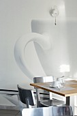 Zwei Kaffeegedecke auf Designertisch vor weißer Wand mit Tassenmotiv in Fotokunst