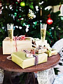 Zwei Gläser Champagner und Weihnachtsgeschenke auf einem Tisch
