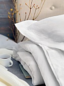 Kissen und Decke mit weißem Bezug auf Bett