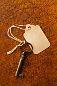 Antik Schlüssel mit Anhänger auf Holzuntergrund