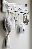 Nostalgisches weißes Schlüsselbrett mit romantischen Duftkissen dekoriert