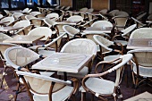 Tisch und Stühle in einem Café in Südfrankreich