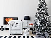 Geschmückter Weihnachtsbaum im schwarz-weissen Ambiente