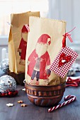 Paper gift bags with Father Christmas motifs in jelly moulds