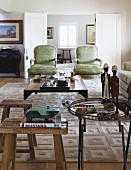 Rustikale Holzhocker & Beistelltisch aus Metall in Wohnzimmer mit Sesseln vor offener Flügeltür