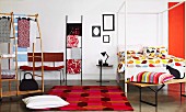 Trendige Ideen fürs Schlafzimmer: bunte Bettwäsche, Kissen, gemusterter Teppich, Garderobe und Stühle
