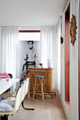 Hausbar und Barhocker aus Rattan mit Elvis-Portrait im Hintergrund