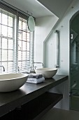 Doppelwaschbecken auf Regal im modernen Badezimmer