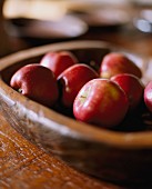 Hölzerne Obstschale mit roten Äpfeln (Nahaufnahme)