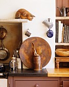 Blick auf Küchenarbeitsplatte mit diversen Küchenutensilien & Dekoobjekten