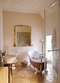 Modernes Badezimmer mit freistehender Vintage Badewanne und Duschkabine aus Glas unter abgehängter Decke mit Einbaustrahlern