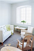 weiße Polstermöbel in traditioneller Wohnzimmerecke mit minimalistischem Flair