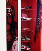 Offener Garderobenschrank in Rot mit Damenschuhen im Retrolook