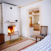 Ländliches Schlafzimmer mit Kaminfeuer